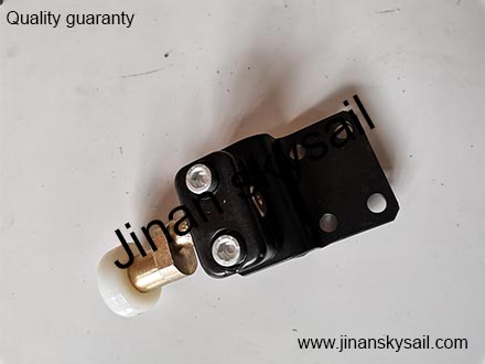 61MA1-08525-C Higer KLQ6108 Rear door sliding guide roller with seat assembly 61MA1-08525-C