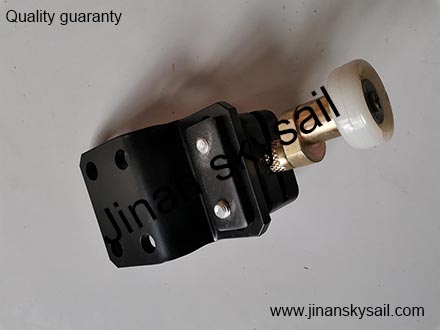 61TA2-08517-C Higer KLQ6108 Front door sliding guide roller with seat assembly 61TA2-08517-C