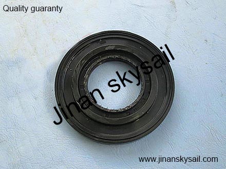 24C49-00502 Axle shaft oil seal Higer KLQ6668