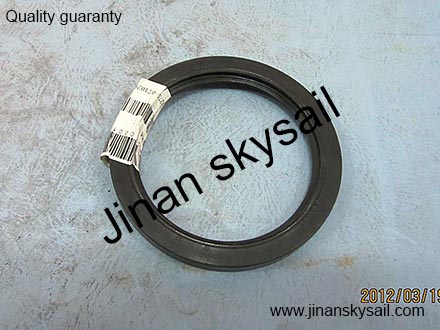 24CG1-0001001039 Front wheel hub oil seal Higer KLQ6668