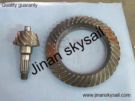 24E03-02501 M2402N1041J-025M2402N1041-026 Crown wheel and pinion Higer KLQ6109
