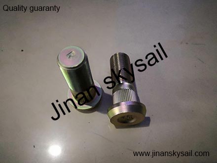 31A13-03504 Right wheel bolt Higer KLQ6896