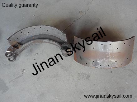 35V47-01510 Front brake shoe Higer KLQ6125